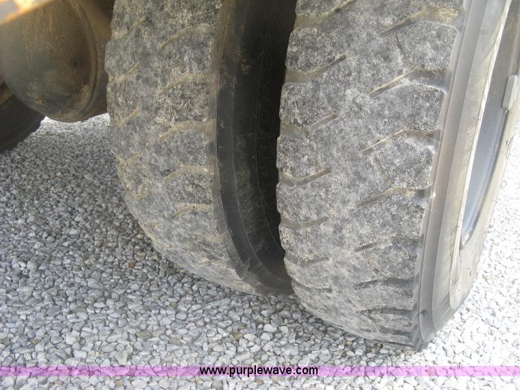 image for item J2780 2005 International 7300 bucket truck