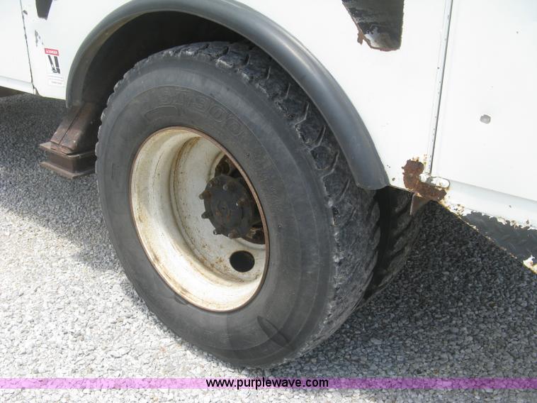 image for item J2780 2005 International 7300 bucket truck