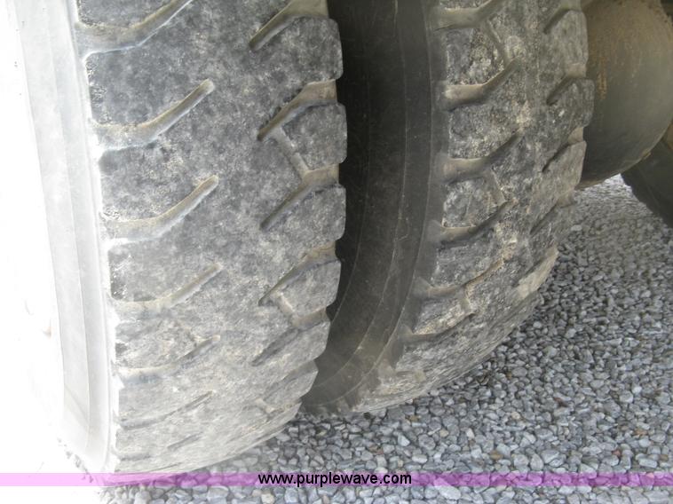 image for item J2780 2005 International 7300 bucket truck