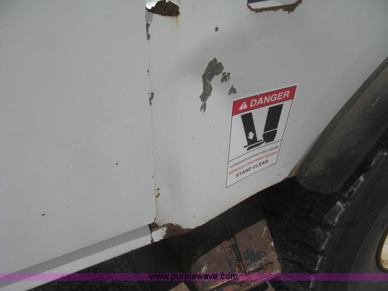 image for item J2780 2005 International 7300 bucket truck