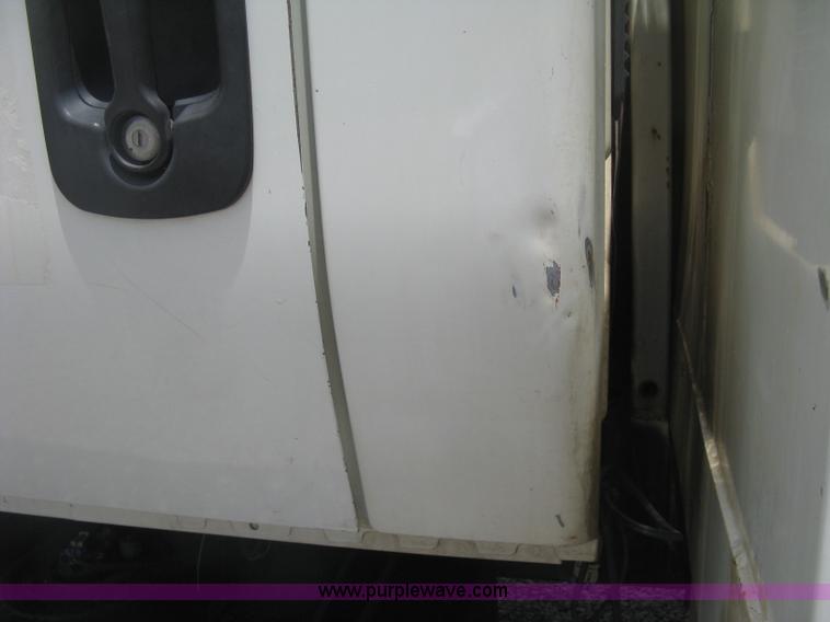 image for item J2780 2005 International 7300 bucket truck