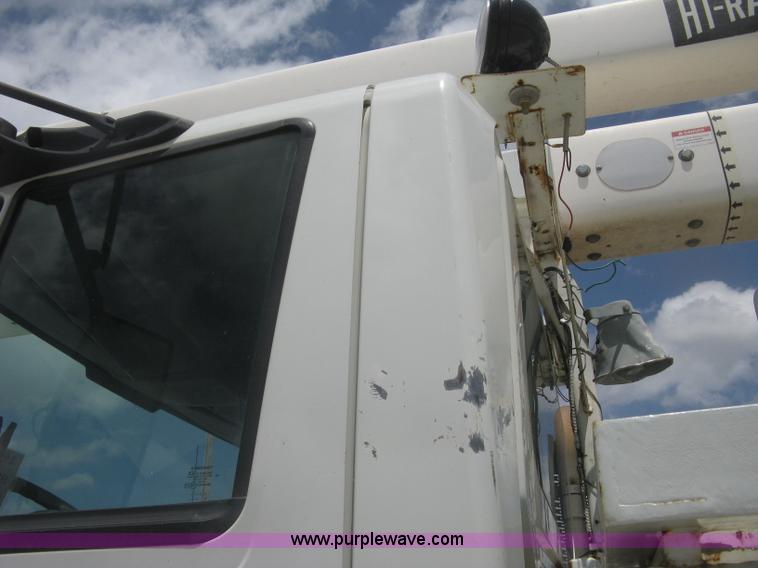 image for item J2780 2005 International 7300 bucket truck