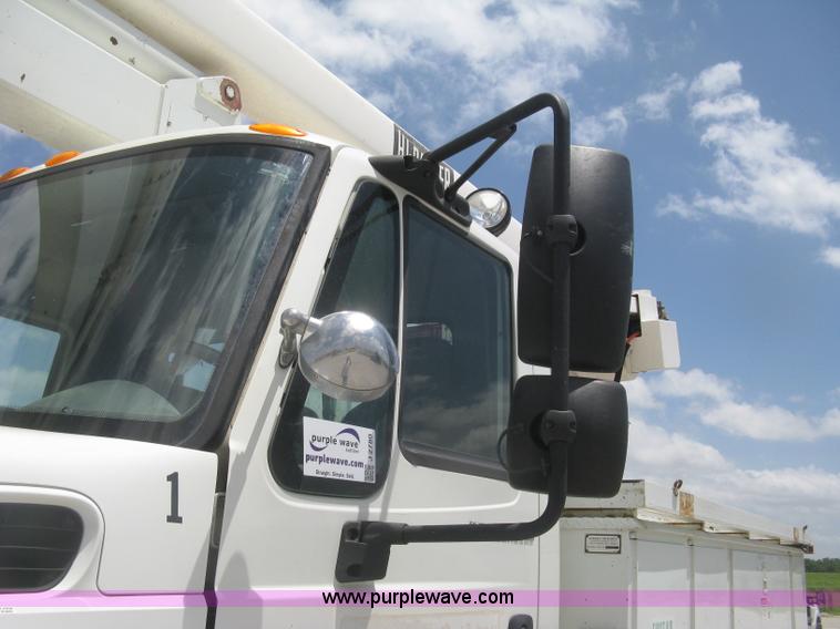 image for item J2780 2005 International 7300 bucket truck