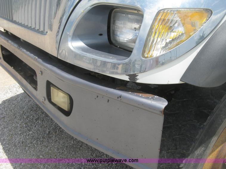 image for item J2780 2005 International 7300 bucket truck