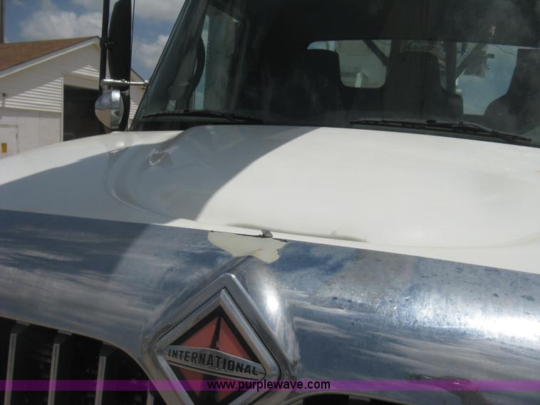 image for item J2780 2005 International 7300 bucket truck