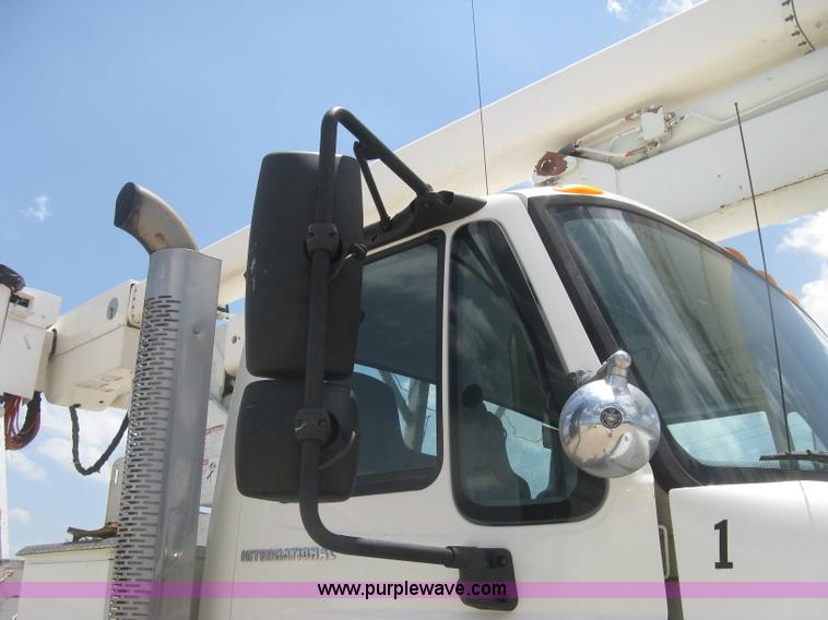 image for item J2780 2005 International 7300 bucket truck