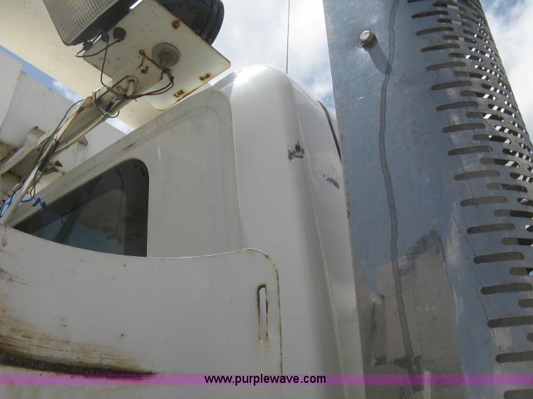 image for item J2780 2005 International 7300 bucket truck