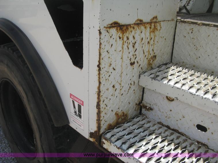 image for item J2780 2005 International 7300 bucket truck