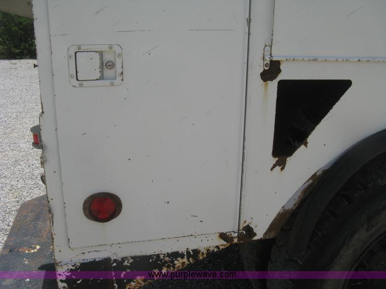 image for item J2780 2005 International 7300 bucket truck