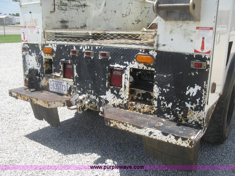 image for item J2780 2005 International 7300 bucket truck