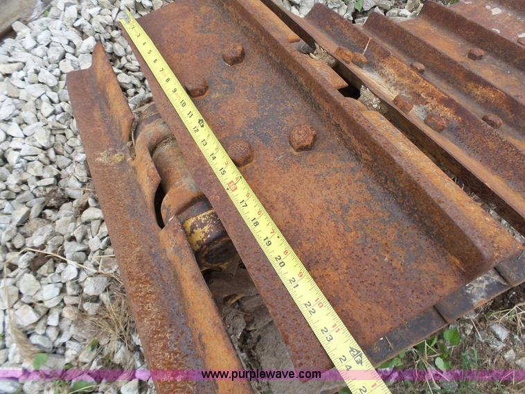 image for item K4011 Caterpillar D6RXL tracks