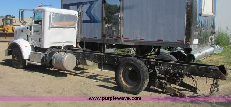 image for item K4033 2012 Peterbilt 365 truck cab and chassis