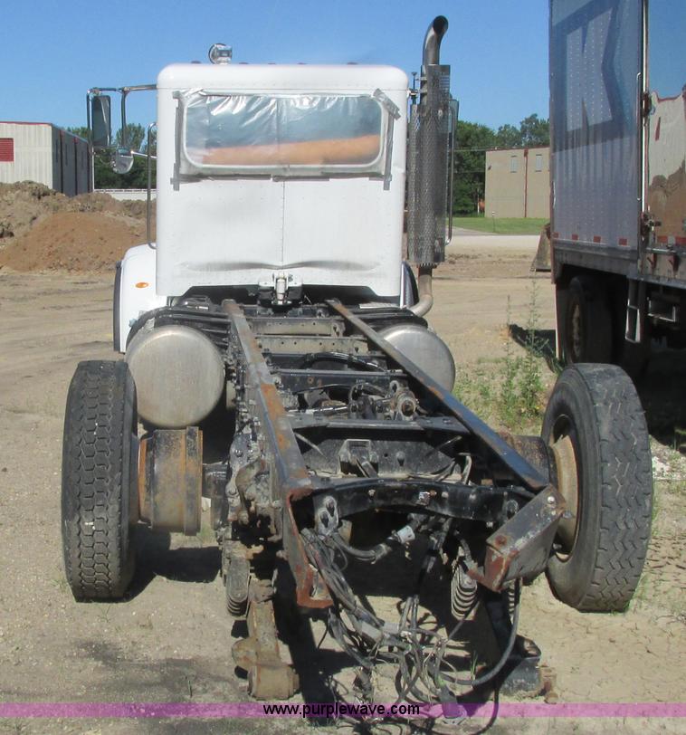 image for item K4033 2012 Peterbilt 365 truck cab and chassis