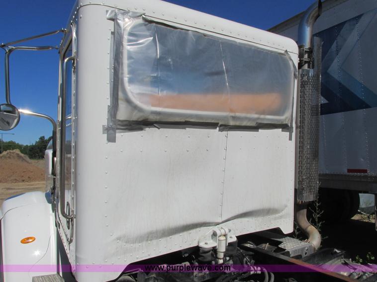 image for item K4033 2012 Peterbilt 365 truck cab and chassis