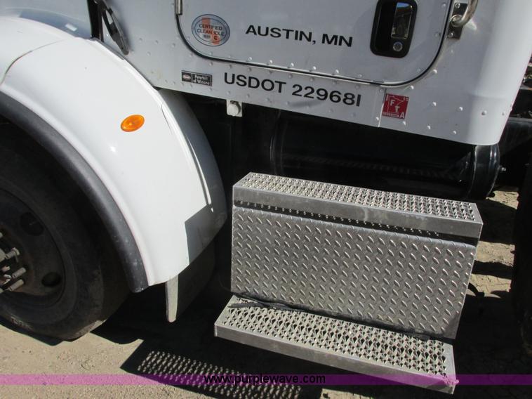 image for item K4033 2012 Peterbilt 365 truck cab and chassis