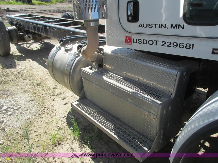 image for item K4033 2012 Peterbilt 365 truck cab and chassis