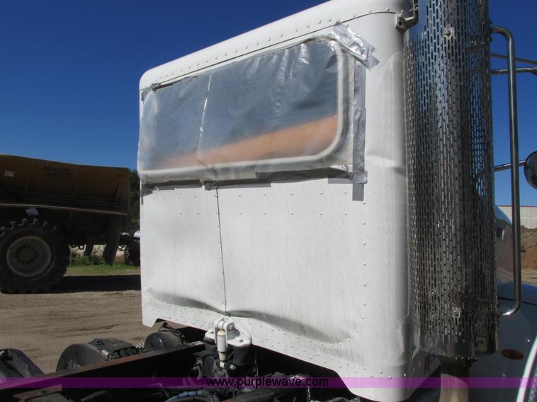 image for item K4033 2012 Peterbilt 365 truck cab and chassis