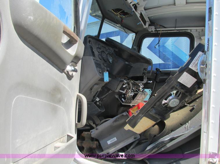 image for item K4033 2012 Peterbilt 365 truck cab and chassis