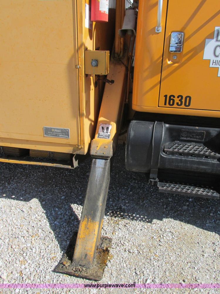 image for item K5079 1993 International 4900 bucket truck