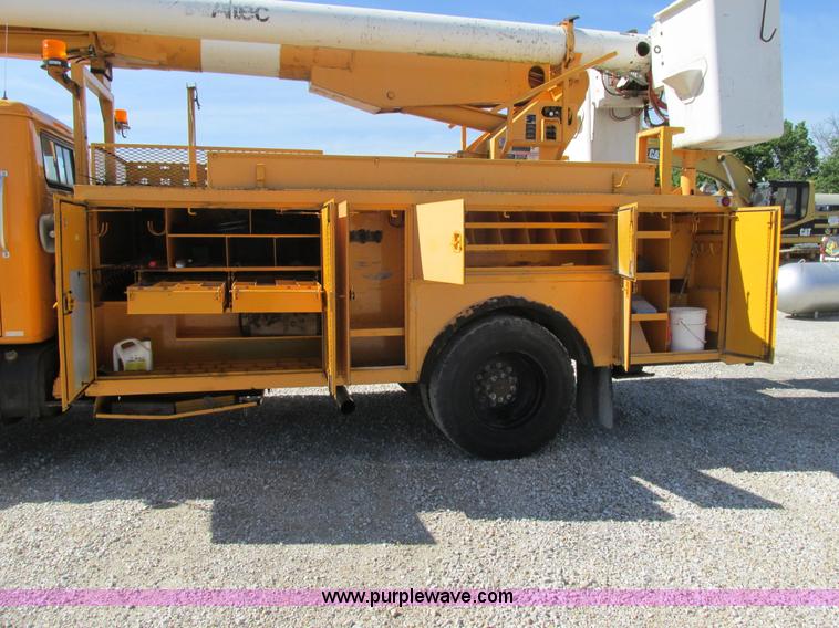 image for item K5079 1993 International 4900 bucket truck