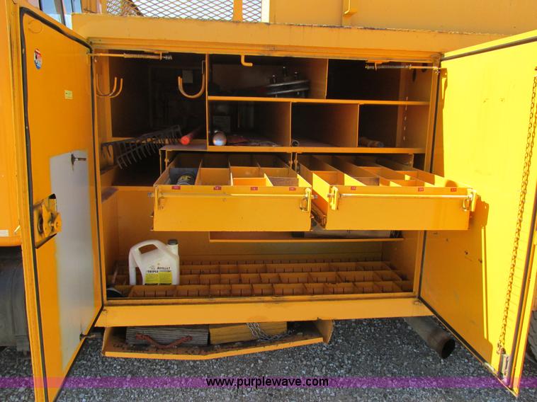 image for item K5079 1993 International 4900 bucket truck