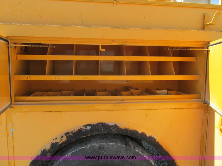 image for item K5079 1993 International 4900 bucket truck