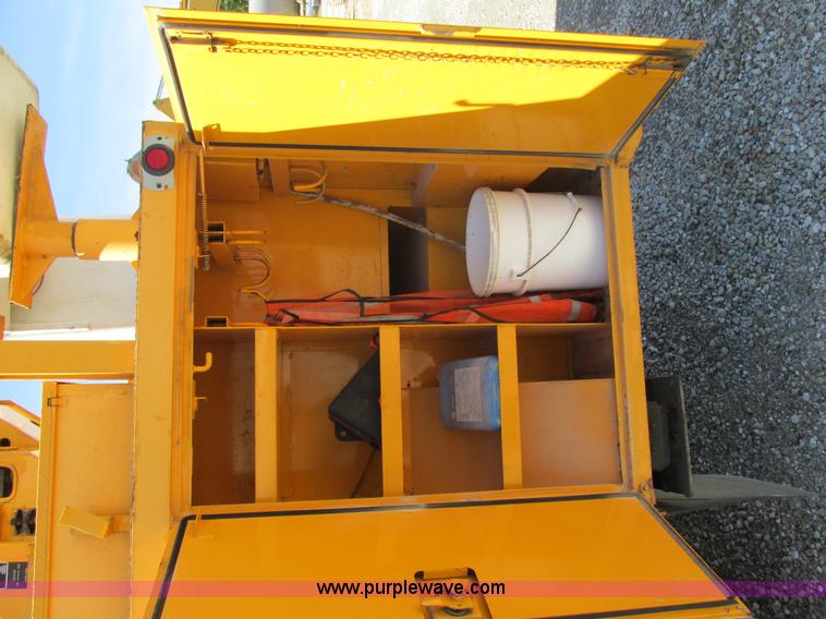 image for item K5079 1993 International 4900 bucket truck