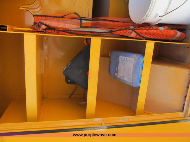 image for item K5079 1993 International 4900 bucket truck