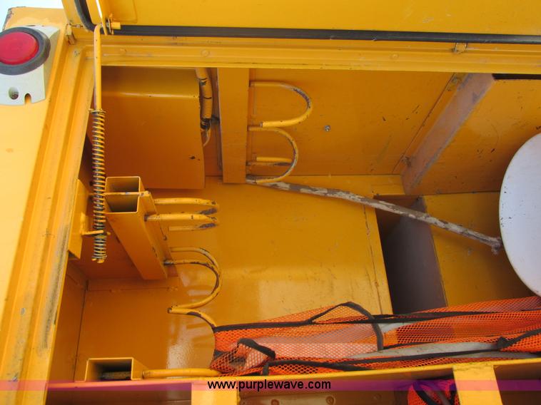 image for item K5079 1993 International 4900 bucket truck