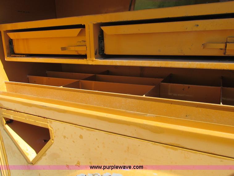 image for item K5079 1993 International 4900 bucket truck