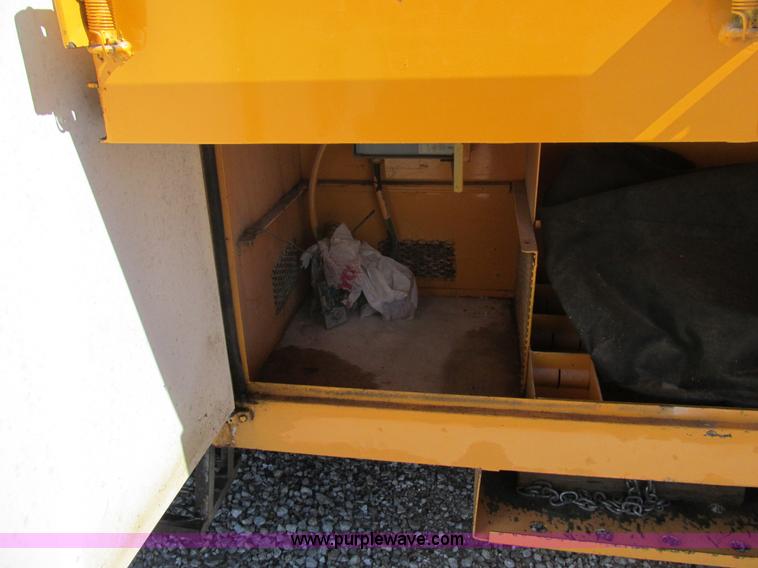 image for item K5079 1993 International 4900 bucket truck