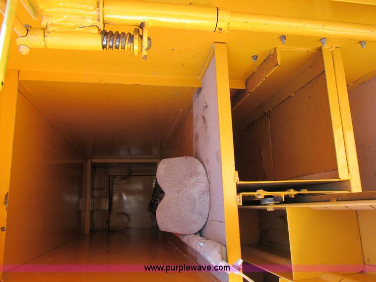 image for item K5079 1993 International 4900 bucket truck