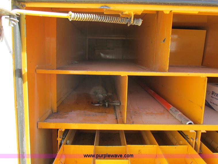 image for item K5079 1993 International 4900 bucket truck