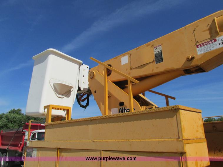 image for item K5079 1993 International 4900 bucket truck