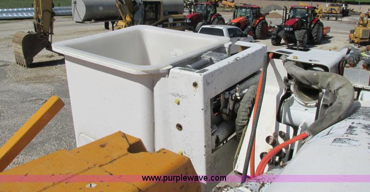 image for item K5079 1993 International 4900 bucket truck