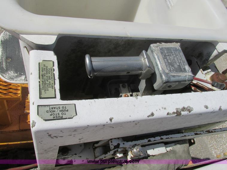 image for item K5079 1993 International 4900 bucket truck