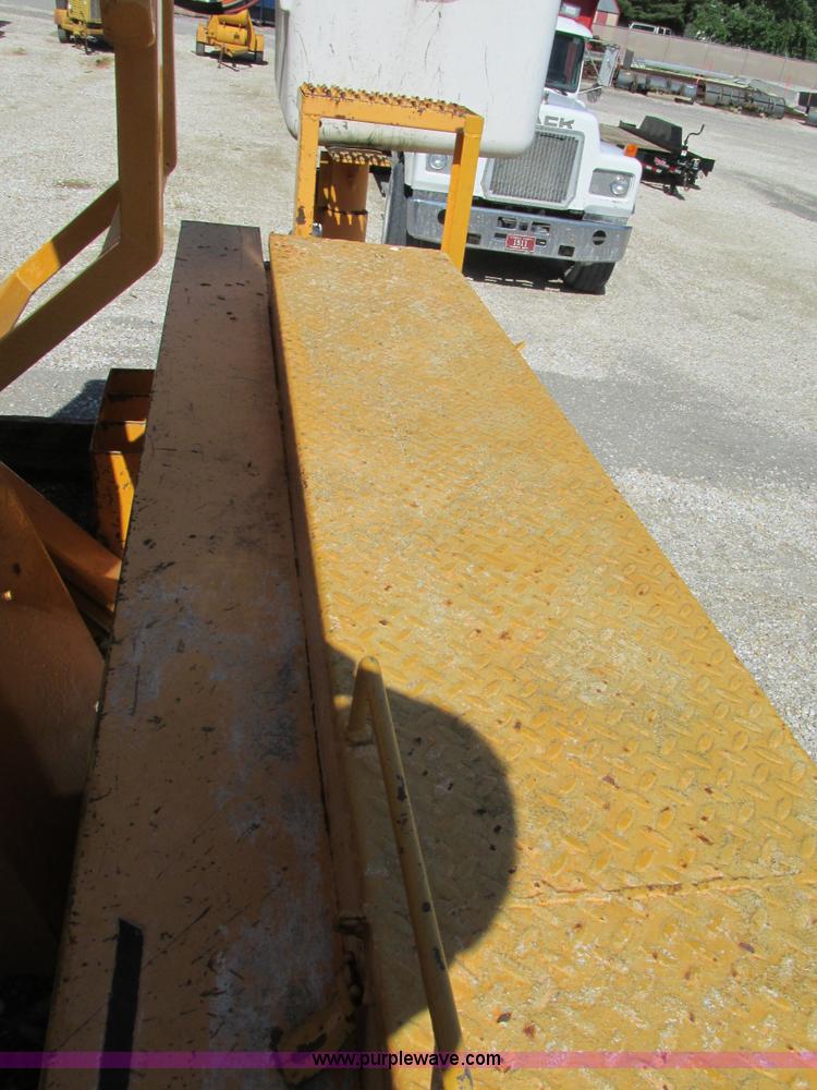 image for item K5079 1993 International 4900 bucket truck