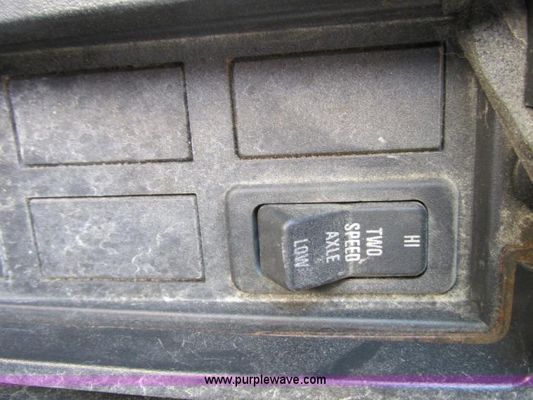 image for item K5079 1993 International 4900 bucket truck