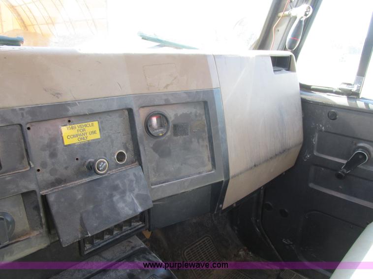 image for item K5079 1993 International 4900 bucket truck