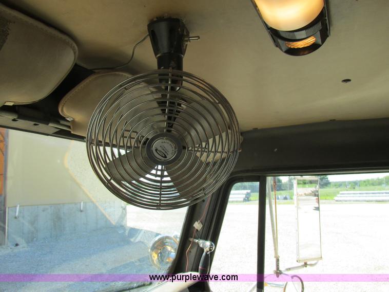 image for item K5079 1993 International 4900 bucket truck