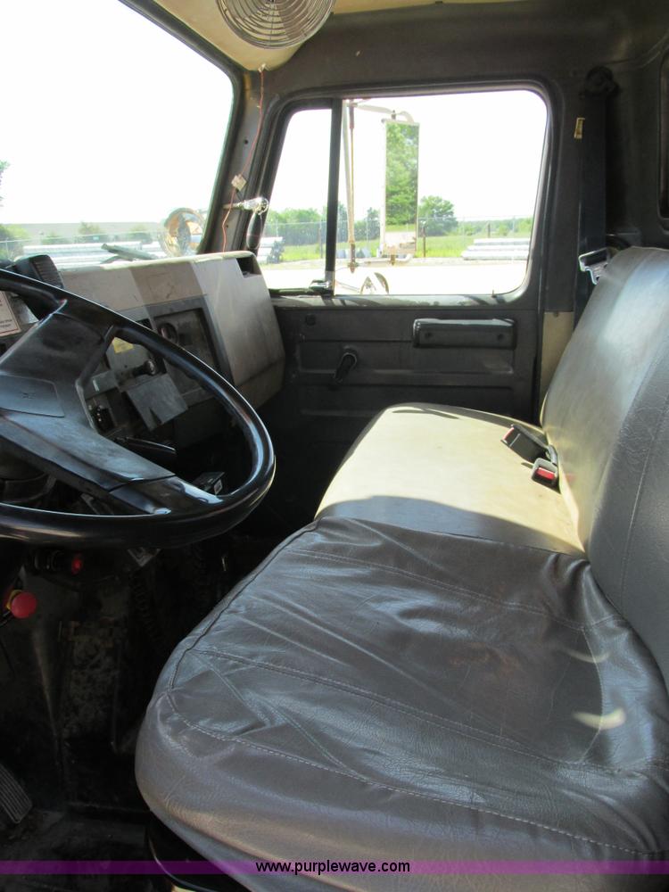 image for item K5079 1993 International 4900 bucket truck