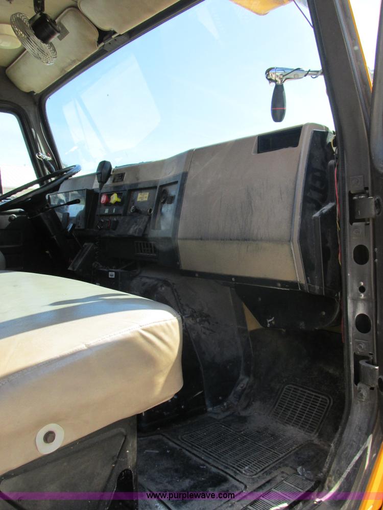 image for item K5079 1993 International 4900 bucket truck