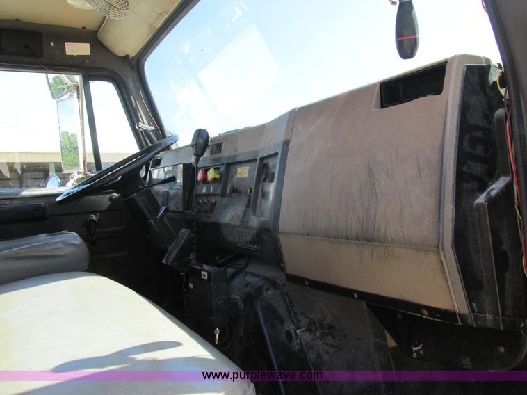 image for item K5079 1993 International 4900 bucket truck