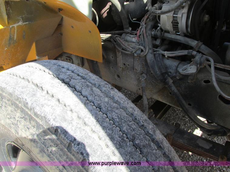 image for item K5079 1993 International 4900 bucket truck