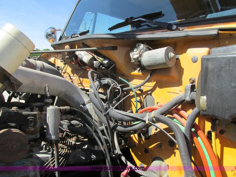 image for item K5079 1993 International 4900 bucket truck