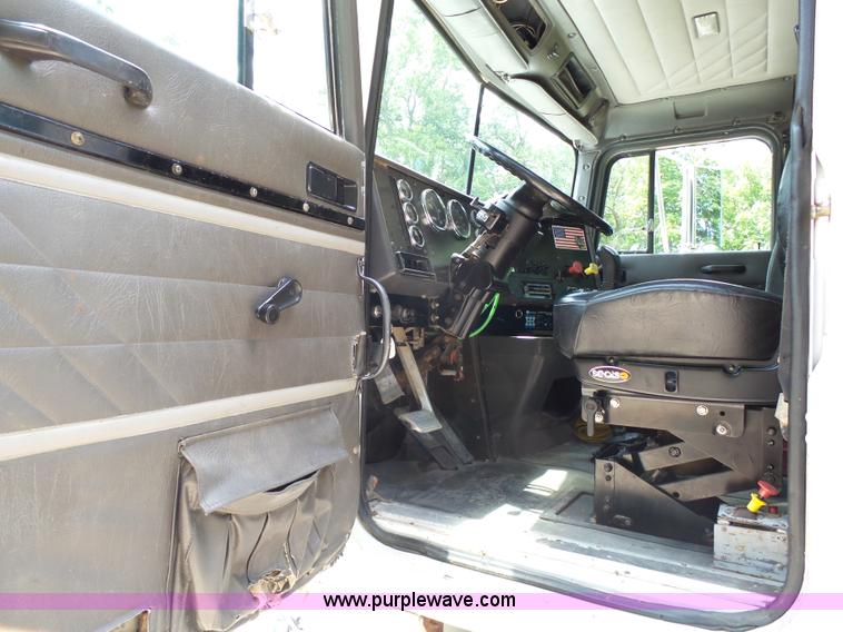 image for item K5396 1998 International 9100 semi truck