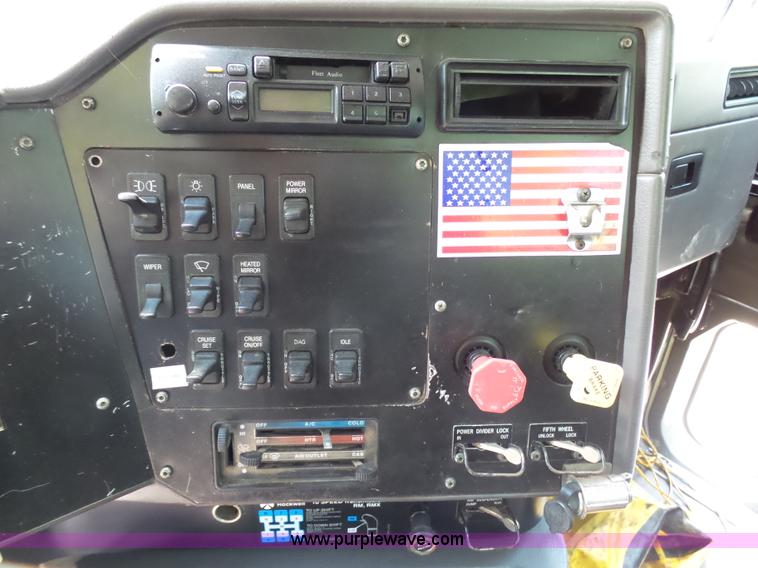 image for item K5396 1998 International 9100 semi truck