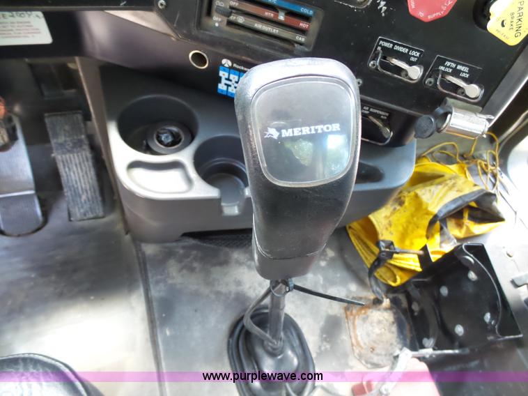 image for item K5396 1998 International 9100 semi truck