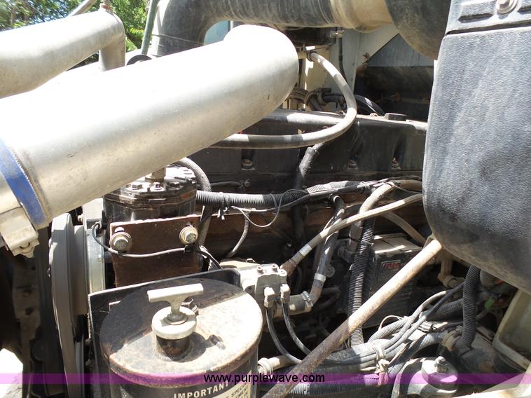 image for item K5396 1998 International 9100 semi truck