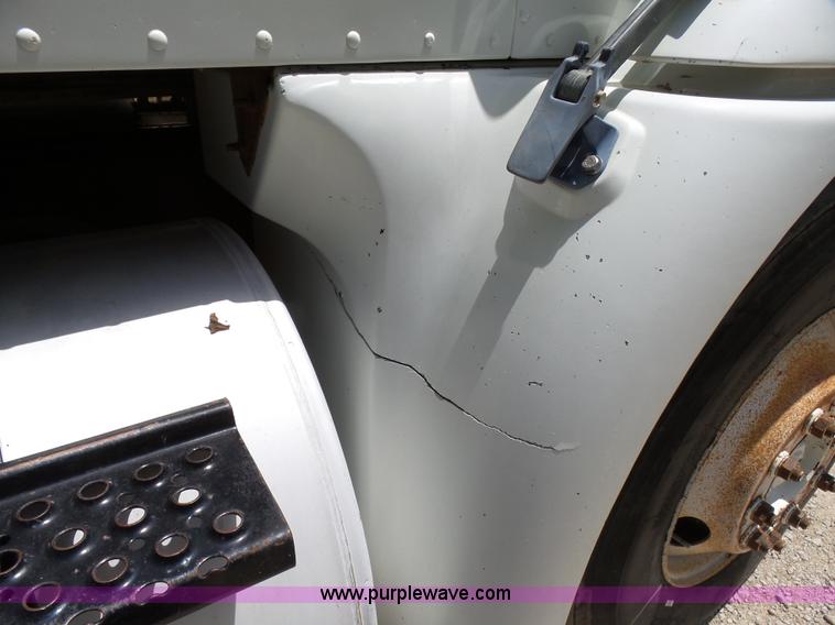 image for item K5396 1998 International 9100 semi truck